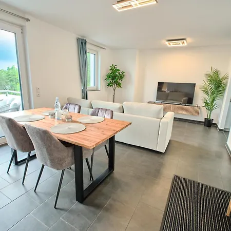 Modern With View Of Countryside דירה האם