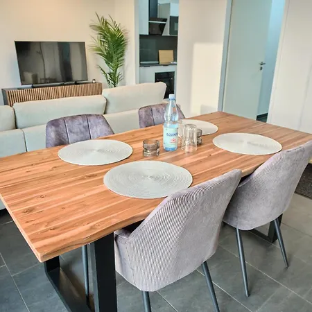 Modern With View Of Countryside דירה האם